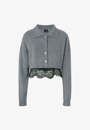 Cardigan grigio a coste con colletto, chiusura frontale con bottoni e texture lavorata a maglia; presenta un bordo in pizzo nero all'orlo.