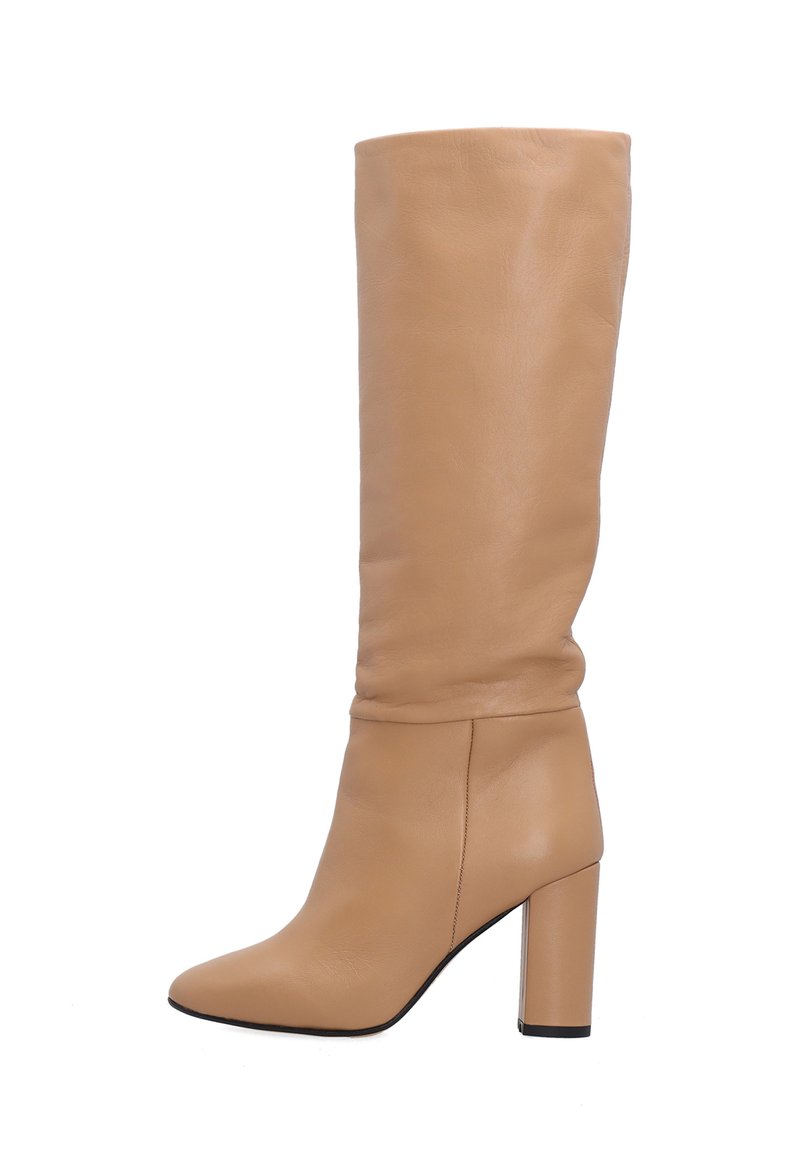 Beige Lederstiefel bis zur Kniehöhe mit einer spitzen Zehenform und einem dicken Blockabsatz. Glatte Textur mit einem leicht lässigen Design am oberen Schaft.