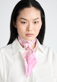 Unselected, soft pink