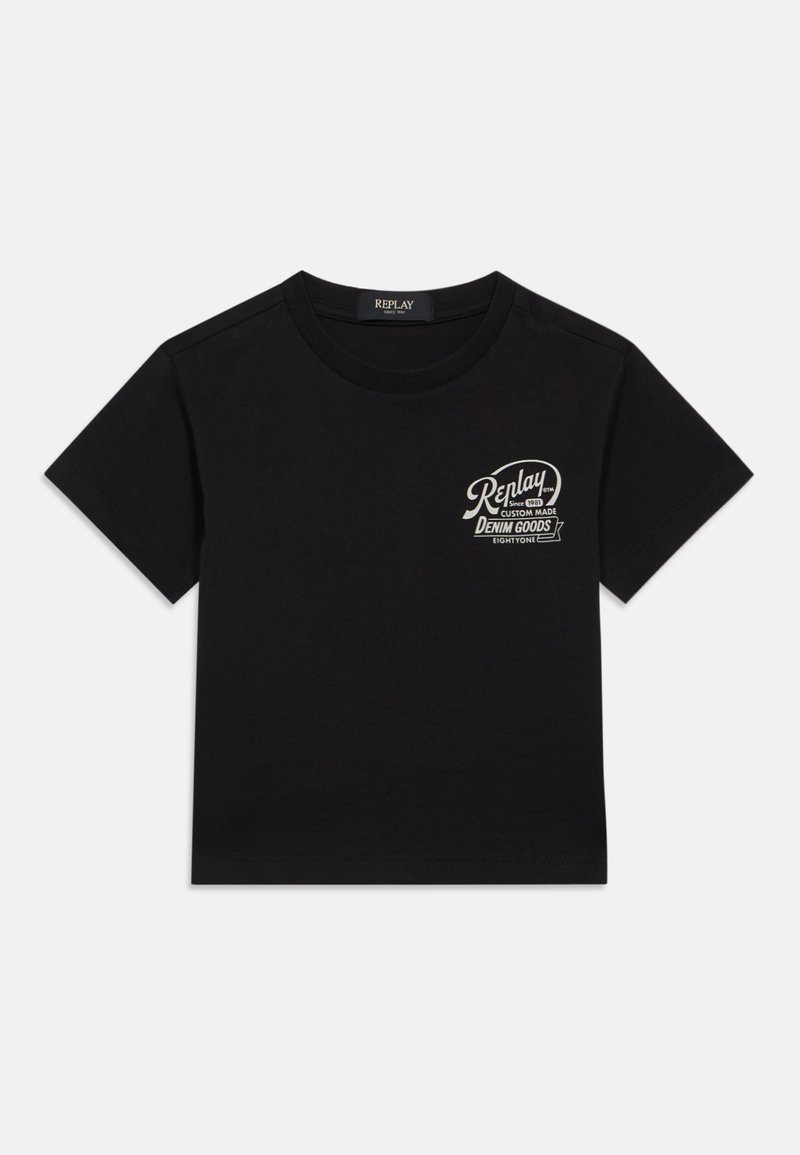 Camiseta de algodón negra con cuello redondo y mangas cortas. Presenta un logo de texto impreso en blanco en el lado izquierdo del pecho. Diseño simple y clásico.