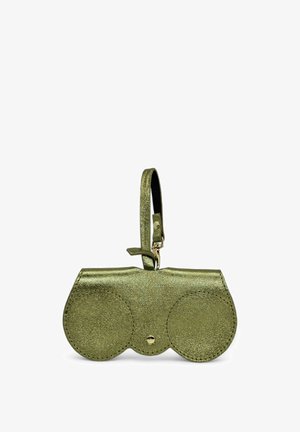 Sac en cuir vert pailleté en forme de jumelles, doté de deux compartiments circulaires, d'un rabat supérieur et d'une bandoulière amovible.
