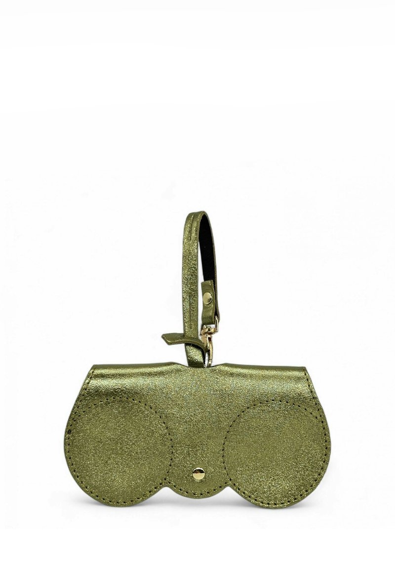 Sac en cuir vert pailleté en forme de jumelles, doté de deux compartiments circulaires, d'un rabat supérieur et d'une bandoulière amovible.