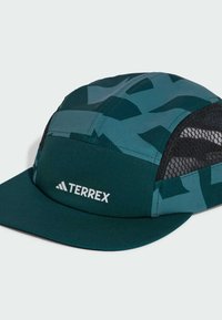 Állítható zöld sapka, amely szövetből készült, geometriai mintázattal, fekete hálós oldalsó panelekkel és elöl egy fehér "TERREX" logóval.