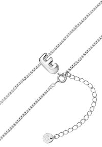 Sudraba kaklarota ar blokveida burta 'E' piekari, ar savienojuma ķēdi un omā pavasara sprādzi. Iekļauts ķēdes pagarinātājs ar apļa tagu.