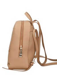 Zaino in pelle beige con una texture liscia, cerniera verticale e dettagli in metallo dorato. Presenta spallacci regolabili e un profilo slanciato.