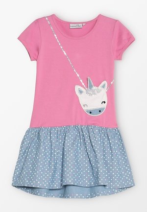 Lyserød kortærmet kjole med en tætsiddende overdel og et skørt i blå denim med stjernemønster og en unicorn-applikation på brystet.