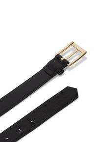 Fekete bőrszíj arany téglalap alakú csattal, sima textúrával és egyenletesen elhelyezett lyukakkal a beállításhoz.