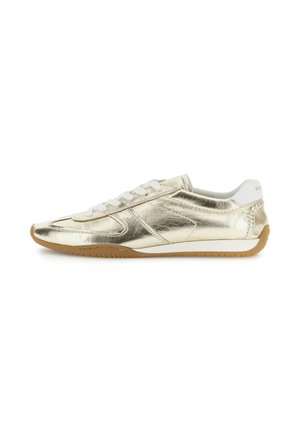 Lage metallic gouden sneaker met witte veters, witte hieltab en lichtbruine rubberen zool, getoond in profielzicht.