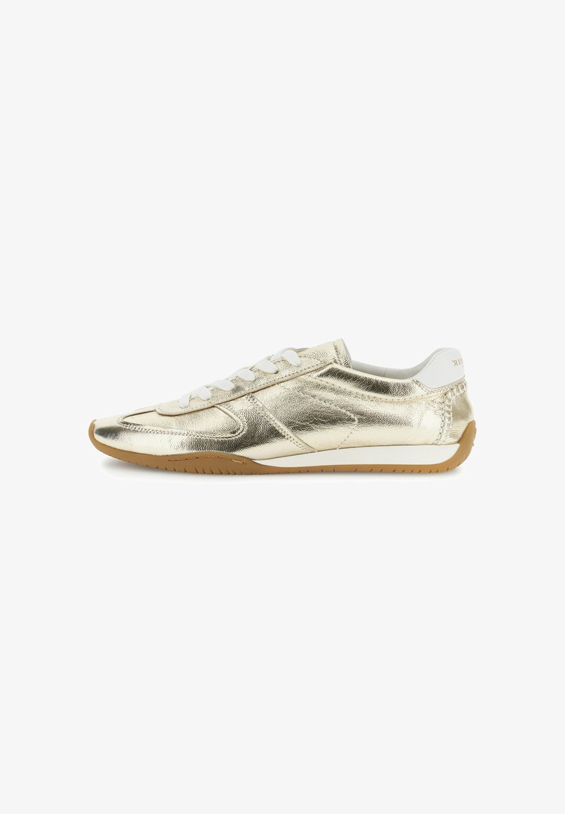 Lage metallic gouden sneaker met witte veters, witte hieltab en lichtbruine rubberen zool, getoond in profielzicht.