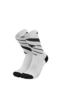 Weiße Socken mit einem schwarzen Zickzackmuster, verstärkter Zehen- und Fersenbereich, und einem strukturierten Design für Halt und Komfort.
