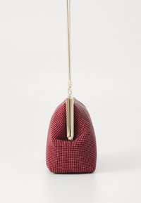 Borsa a pochette rossa con perline, dal design strutturato, caratterizzata da una chiusura in tono oro e una catena sottile. Superficie testurizzata con fondo arrotondato.