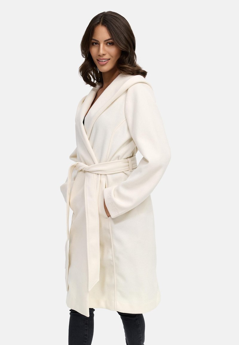 Cappotto avvolgente bianco a maniche lunghe con cintura, realizzato in materiale morbido, con colletto sciallato e tasche laterali. Vestibilità su misura con linee pulite.