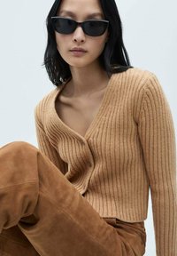Mango V-NECK - Vesta na kopčanje - brown