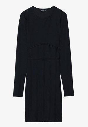 Must mustriga mustriga kleit ribade tekstuuriga, liibuv kereosa ja paneeldisainiga. Omab ümmargust kaelust ja põlvekõrgust hem.