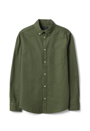 Olijfgroene overhemd met lange mouwen, knoopsluiting, geknoopte kraag en borstzak, plat gelegd op een witte achtergrond.