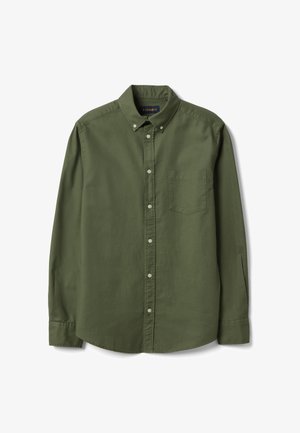 Olivgrünes Hemd mit langen Ärmeln, Knopfleiste, geknöpftem Kragen und Brusttasche, flach auf einem weißen Hintergrund ausgelegt.