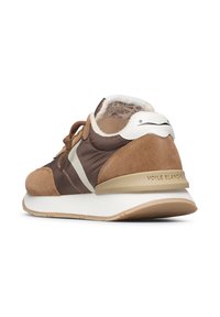 Sneaker in suede marrone e nylon con dettagli bianchi, superfici testurizzate, punta rotonda, chiusura con lacci e suola in gomma beige ammortizzata.