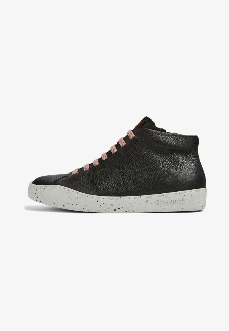 Schwarzer Leder-High-Top-Schuh mit pinken Schnürsenkeln, ausgestattet mit einer gesprenkelten weißen Gummisohle und strukturiertem Finish. Markenname auf der Sohle eingeprägt.