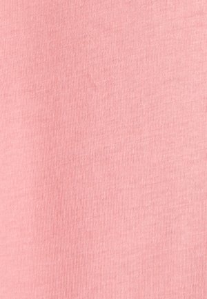 Tela de algodón rosa claro con una superficie suave y ligeramente texturizada, y un patrón acanalado, adecuada para ropa informal.