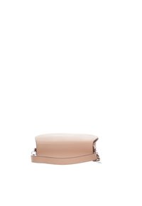 Bolso de cuero cruzado en beige claro, con una textura suave, bordes redondeados y una correa desmontable. Presenta un diseño minimalista.
