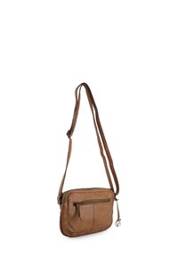 Brązowa skórzana torba na ramię z zamkiem błyskawicznym, regulowanym paskiem, przednią kieszenią na zamek i gładką fakturą. Kompaktowy prostokątny kształt.