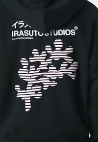 Zwarte hoodie met een wit en roze gestreept grafisch ontwerp met abstracte vormen. De tekst bevat "IRASUTO STUDIOS" en "ILLUSTRATED STUDIOS."