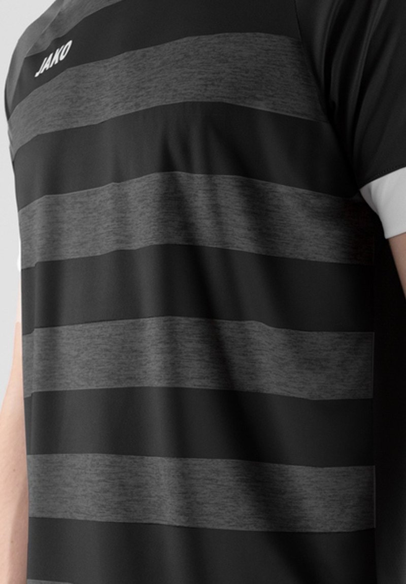 Zwart sportshirt met horizontale grijze strepen, gemaakt van lichtgewicht stof, met een ronde hals en korte mouwen.