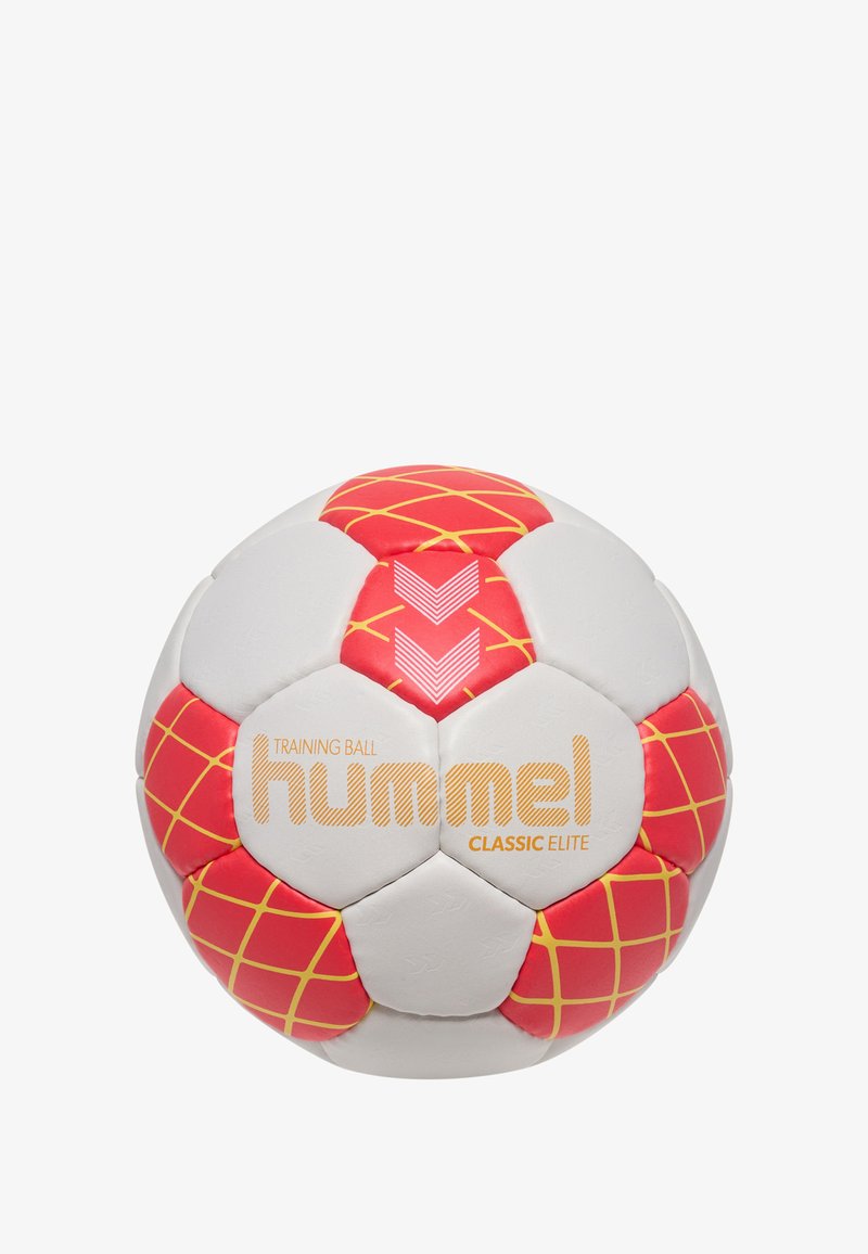 Træningsbold med en rund form, hvide paneler prydet med røde og gyldne gittermønstre. Logoet læser "hummel CLASSIC ELITE."