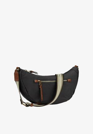 Sort nylon skuldertaske med en buet form, brune læderdetaljer, frontlomme med lynlås og en stribet justerbar strop.