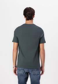 Lyle & Scott Basic póló - deep green