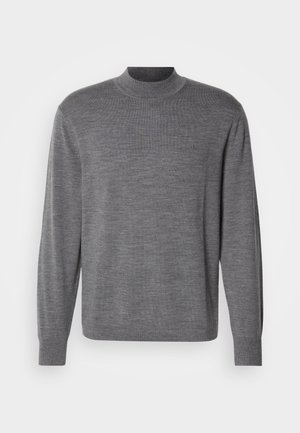 Maglione grigio a maniche lunghe realizzato in materiale lavorato a maglia, con colletto alto e un logo discreto sul petto. Tessuto morbido e design aderente.