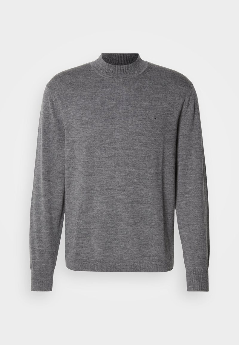 Grauer Langarmpullover aus Strickmaterial, mit einem Stehkragen und einem dezenten Logo auf der Brust. Glatte Textur und figurbetonter Schnitt.