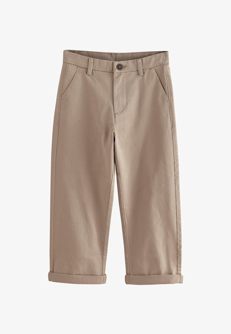 Pantalon beige court avec fermeture à boutons, passants pour ceinture, poches latérales et revers retroussés.
