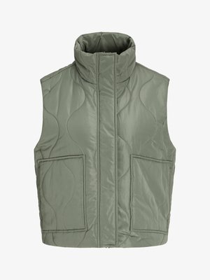 Ujjatlan, olívazöld steppelt mellény magas gallérral, elülső cipzárral, amelyet egy fedőréteg takar, valamint két nagy elülső foltzsebbel.