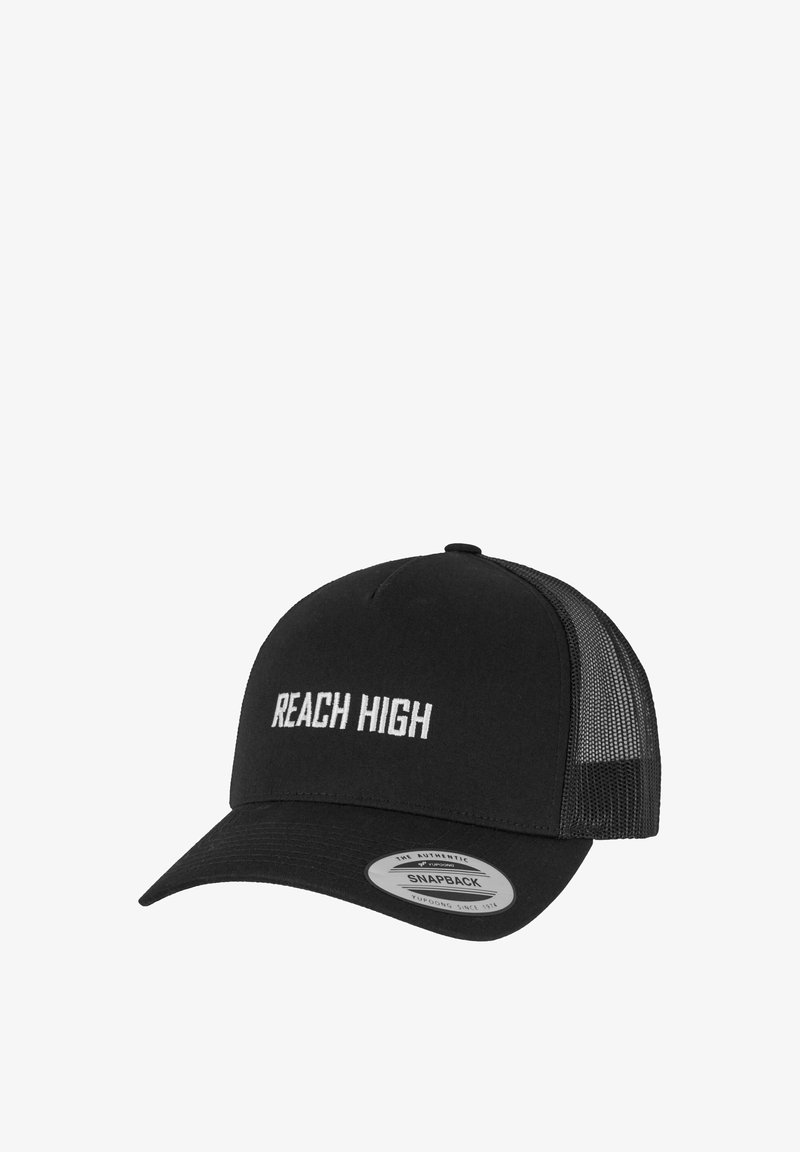 Svart snapback-keps med meshbak, med vitt broderat text "REACH HIGH" på framsidan, böjd skärm och logotypmärke på sidan.