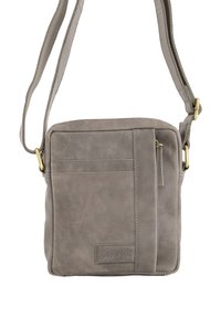 Grå læder crossbody taske med en struktureret overflade, justerbar rem og lomme med lynlås foran. Har logo detalje på den nederste del foran.