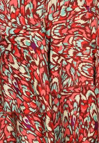Taflă roșie cu un model floral spiralat în nuanțe de roz, albastru deschis și accente de mov; textură netedă cu un design în straturi.