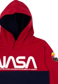 Felpa con cappuccio rossa caratterizzata da un grande logo "NASA" bianco e una sezione inferiore blu. La manica destra presenta una patch colorata a tema spaziale.