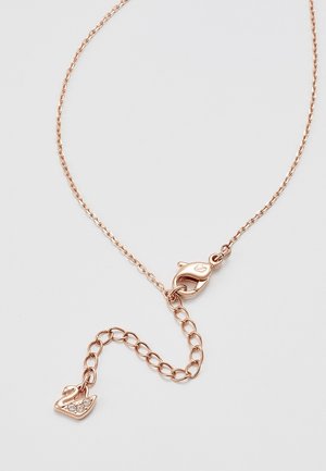 Collier délicat en chaîne or rose avec fermoir mousqueton et rallonge se terminant par un petit pendentif cygne orné de strass.