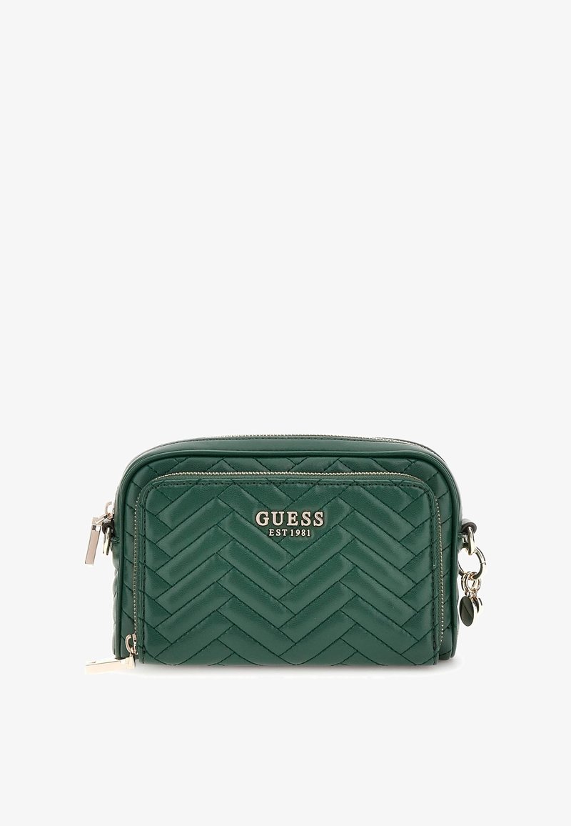 Zelená prošívaná crossbody taška z kůže s herringbone vzorem, stříbrnými doplňky a logem na přední straně.