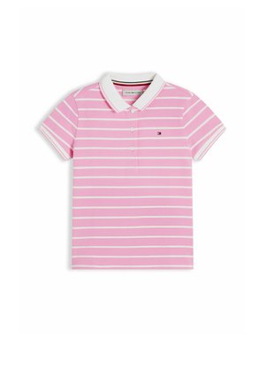 Różowa koszulka polo z krótkim rękawem, białymi poziomymi paskami i białym kołnierzem, z trzema guzikami i małym logo Tommy Hilfiger na piersi.