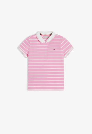 Różowa koszulka polo z krótkim rękawem, białymi poziomymi paskami i białym kołnierzem, z trzema guzikami i małym logo Tommy Hilfiger na piersi.