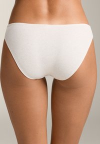 Fehér bordás bikini bugyi sima textúrával, alacsony derékkal és minimális hátsó takarással.