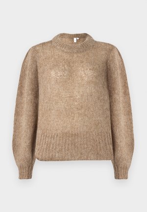 Beige stickad tröja med ribbad rund halsringning och långa ballongärmar. Tyget har en mjuk, texturerad yta.