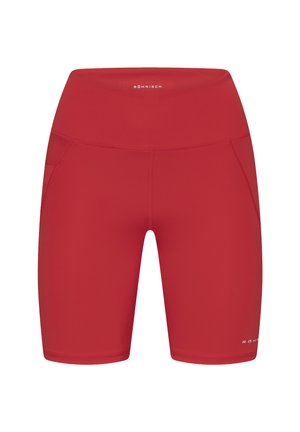 Pantalones cortos deportivos de tiro alto rojos con bolsillos laterales, diseño sin costuras y pequeños logotipos blancos de la marca en la cintura y el dobladillo.