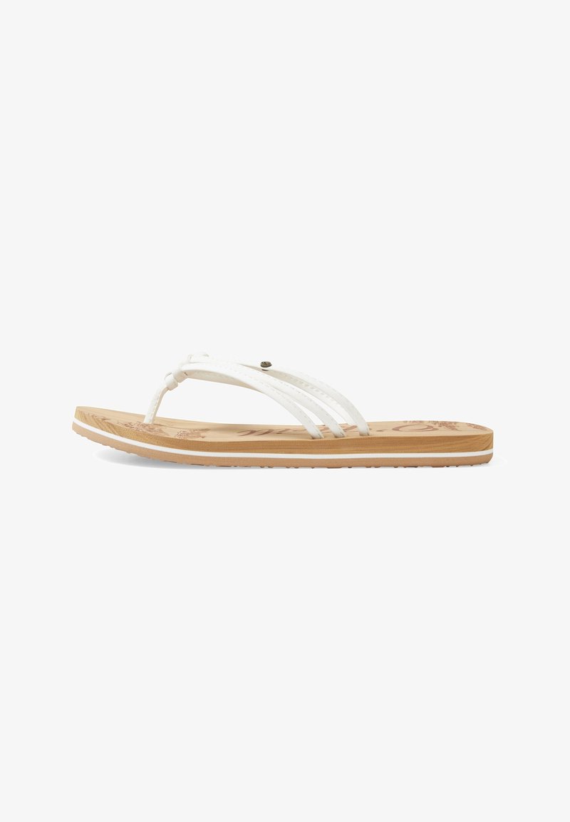 Witte flip-flop sandaal met drie dunne banden en een textuur, beige rubberen zool met een subtiel patroon en een centrale metalen accent.