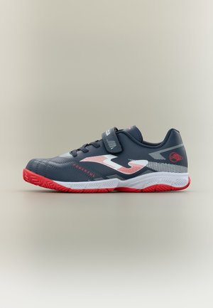 Dunkelgrauer Sportschuh mit roten und weißen Akzenten, roter Sohle, Schnürsenkeln und einem Klettverschluss auf neutralem Hintergrund.