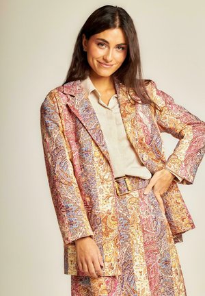 Set di blazer e gonna con motivo paisley multicolore in tonalità dorate, rosa e blu, caratterizzato da un design strutturato e una cintura in vita.