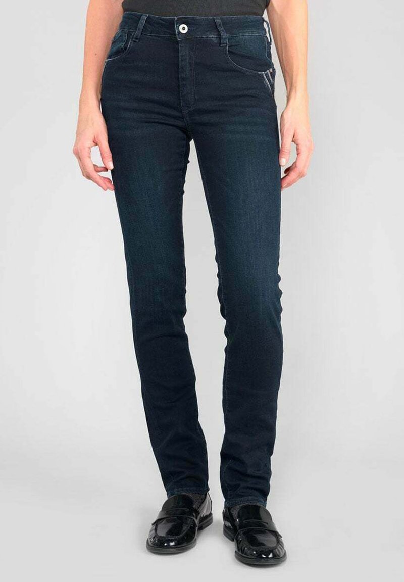 Jeans skinny de color azul oscuro hechos de denim, con una cintura de altura media, bolsillos frontales y un diseño clásico de cinco bolsillos. Textura suave.