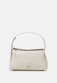Borsa a tracolla in pelle beige con forma curva, una tracolla regolabile unica e un dettaglio minimalista della cerniera. Logo del marchio discreto sulla parte anteriore.